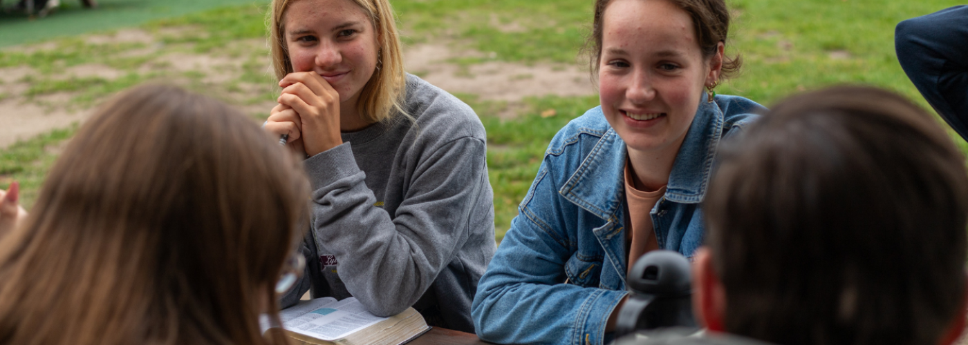 Standvastig in je geloof tijdens je studie: waarom kerk en studentenvereniging beiden belangrijk zijn.