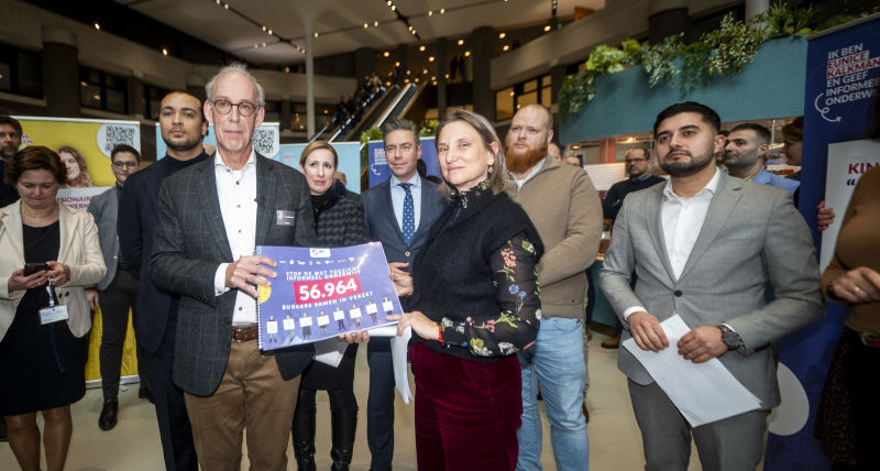 Aanbieding petities Tweede Kamer}